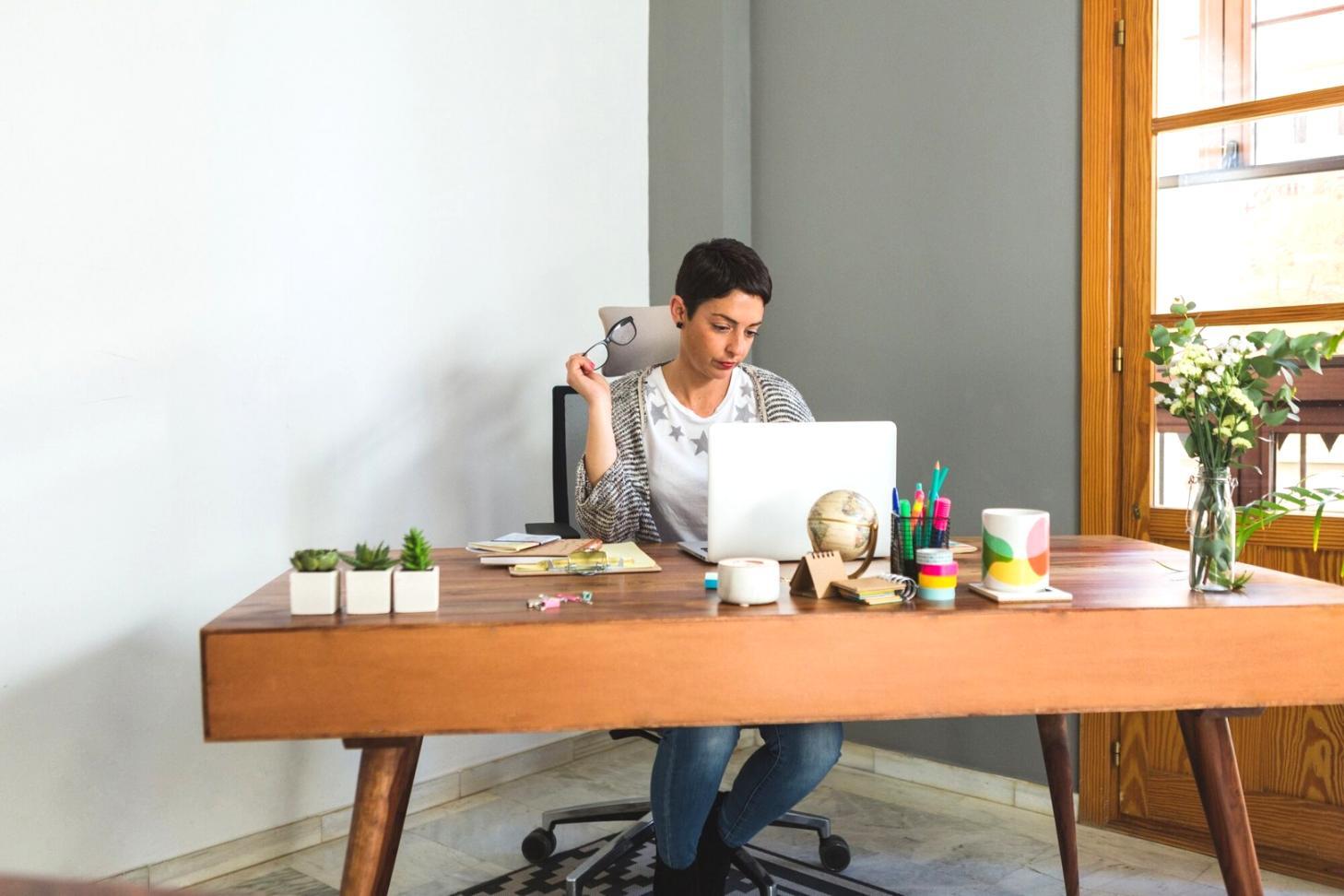 Personne concentrée travaillant sur ses finances avec techniques de focus appliquées